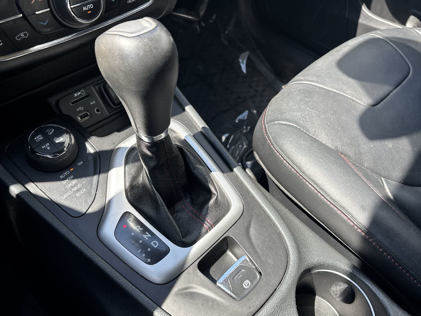 Used 2014 Jeep Cherokee Trailhawk w/ Comfort/Convenience Group AWD/4WD image 27