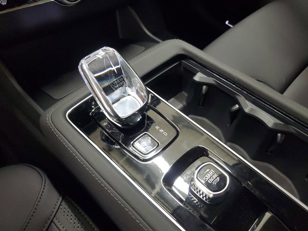 New 2025 Volvo XC90 B6 Core w/ Climate Package image 32