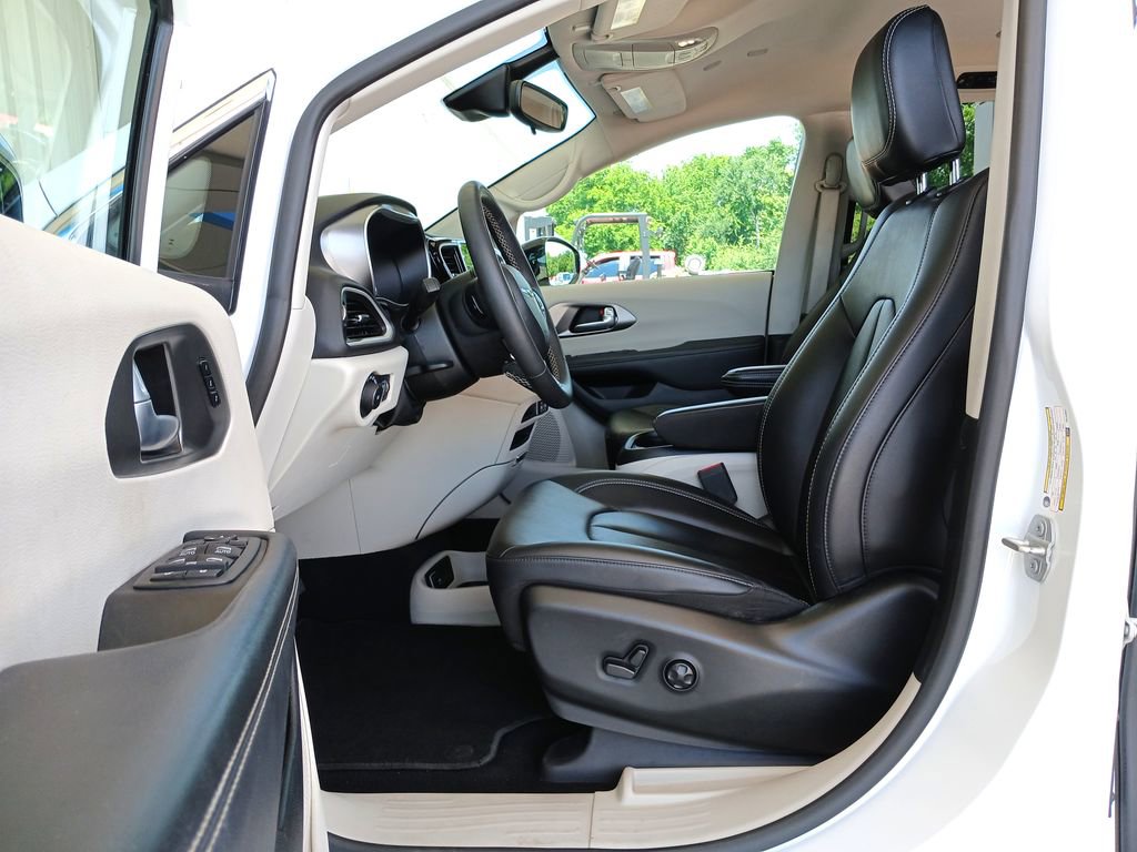 Used 2024 Chrysler Pacifica Touring-L FWD image 12