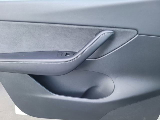 Used 2022 Tesla Model Y Long Range image 14