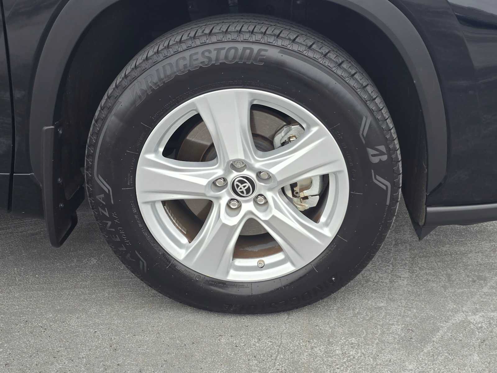 Used 2023 Toyota Highlander LE AWD/4WD image 9