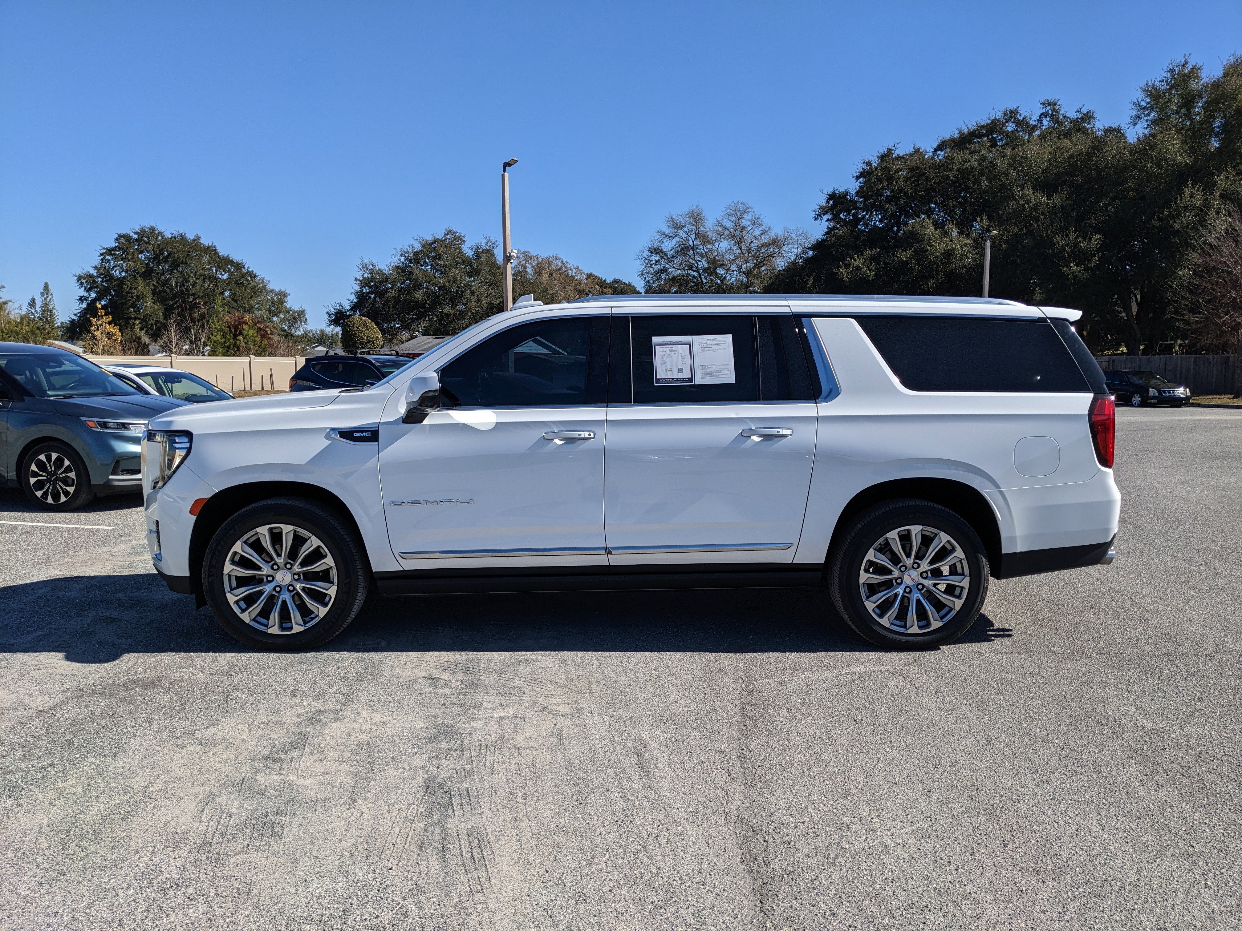 Used 2022 GMC Yukon XL Denali image 2