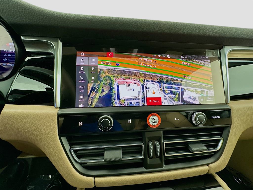 Certified 2025 Porsche Macan image 15