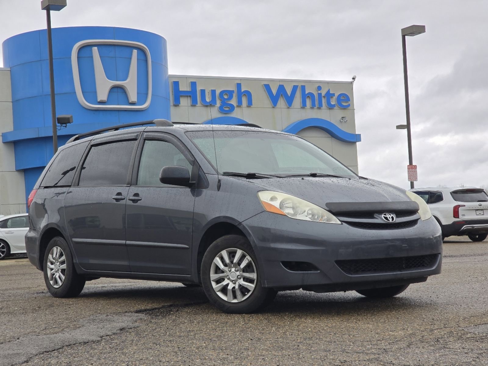 Used 2010 Toyota Sienna LE FWD image 2