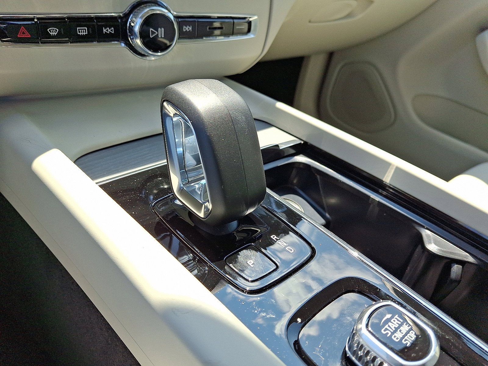 Used 2025 Volvo XC60 T8 Plus w/ Protection Package Premier image 10