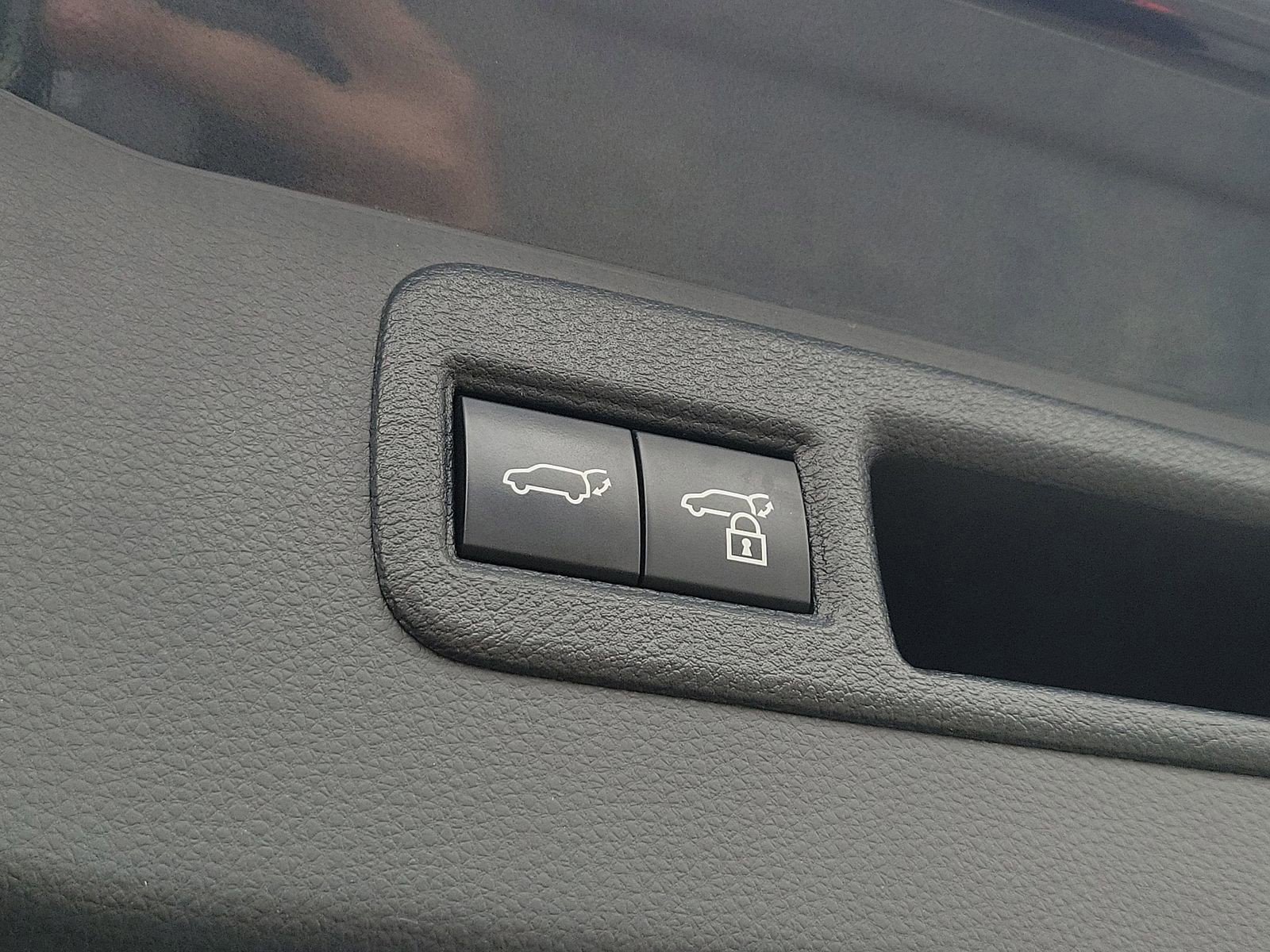 Used 2024 Toyota Venza LE AWD/4WD image 8