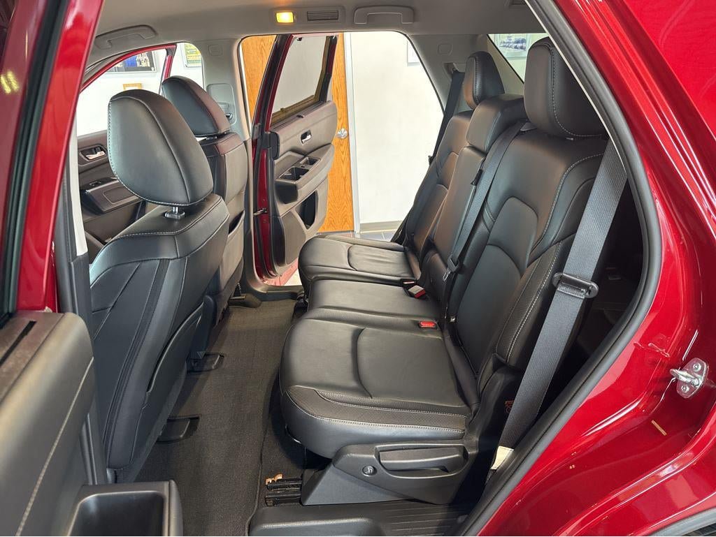 Used 2023 Nissan Pathfinder SL AWD/4WD image 30