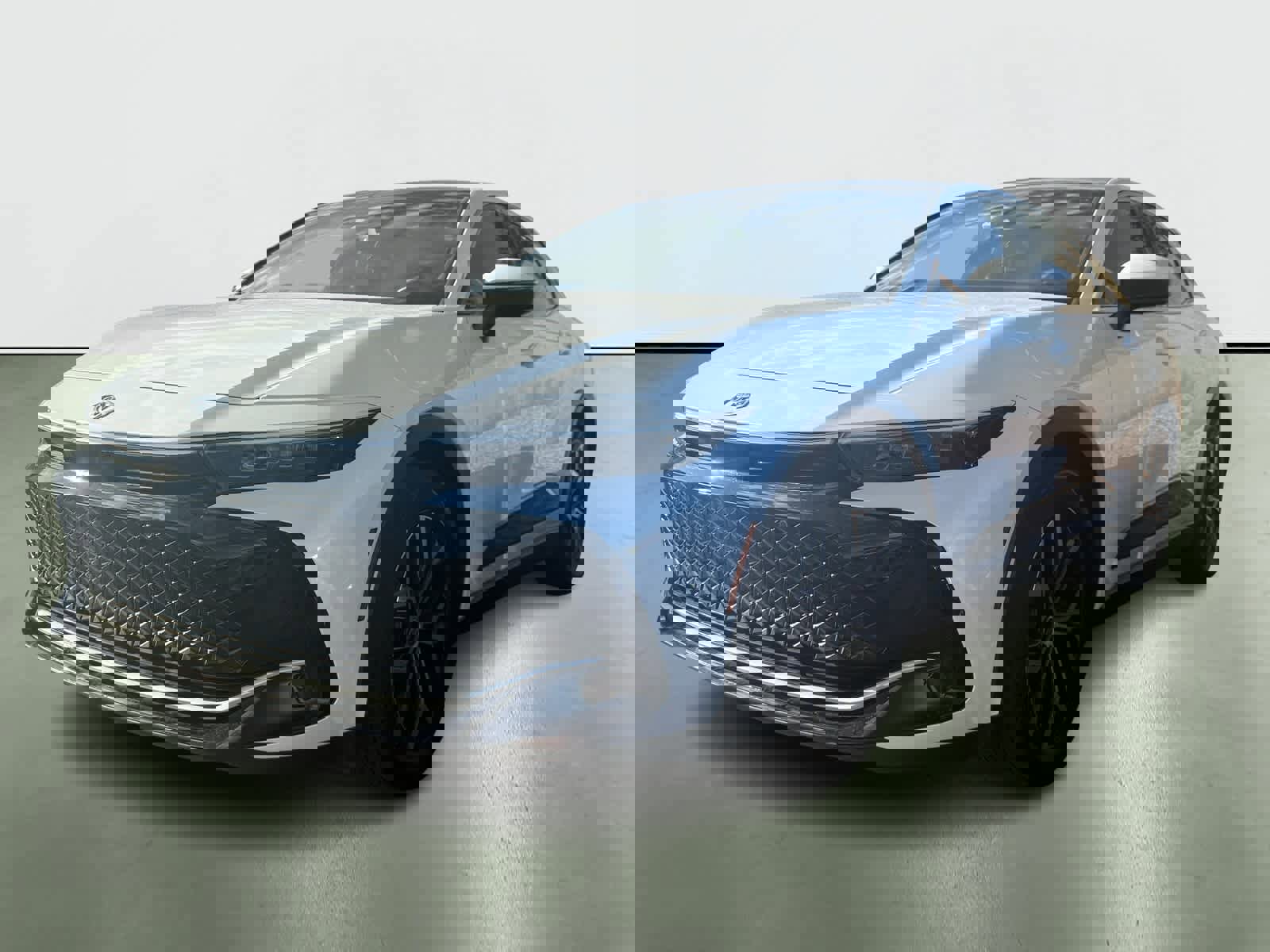 Used 2023 Toyota Crown Limited image 2