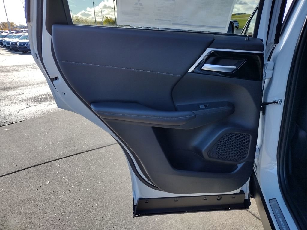 New 2025 Mitsubishi Outlander SE image 32