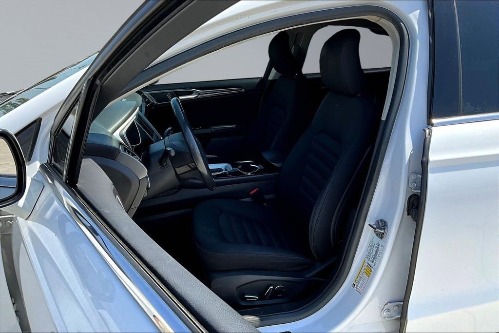 Used 2016 Ford Fusion SE image 3