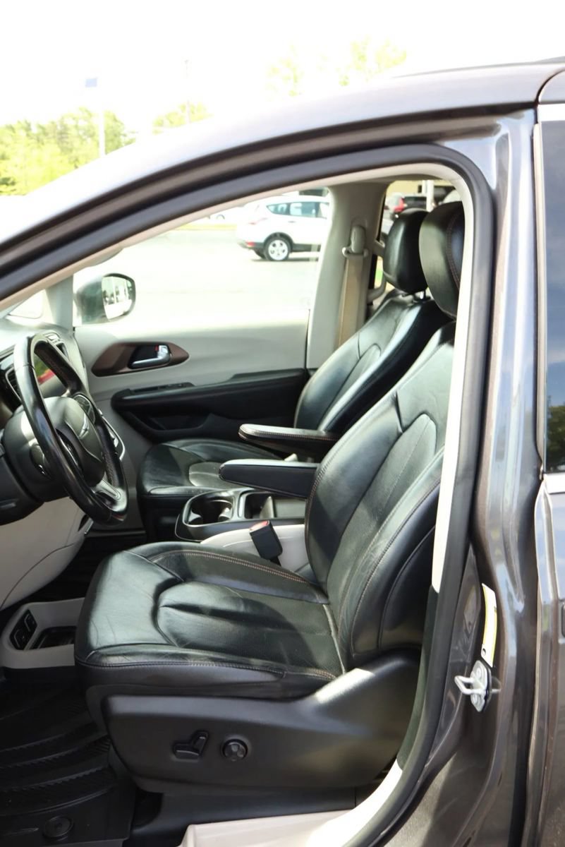 Used 2018 Chrysler Pacifica Touring-L FWD image 16
