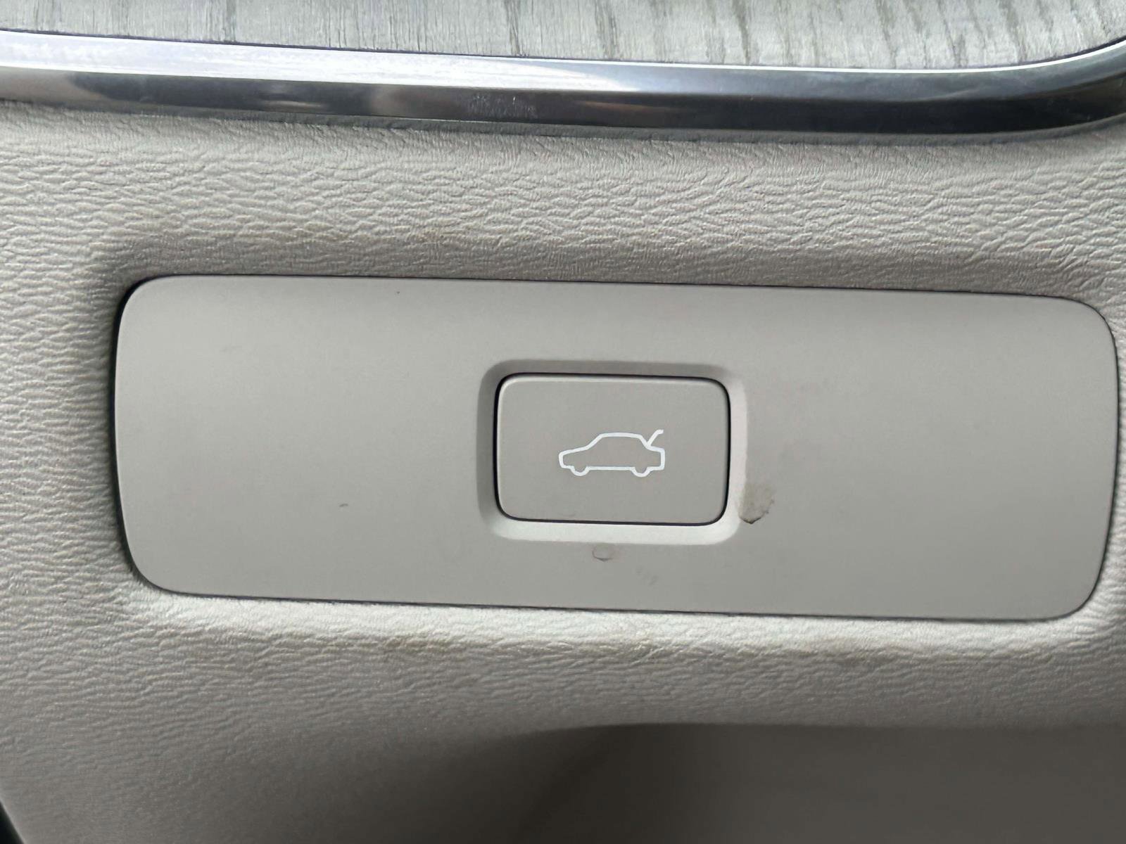 Certified 2024 Volvo XC60 B5 Plus w/ Climate Package image 23