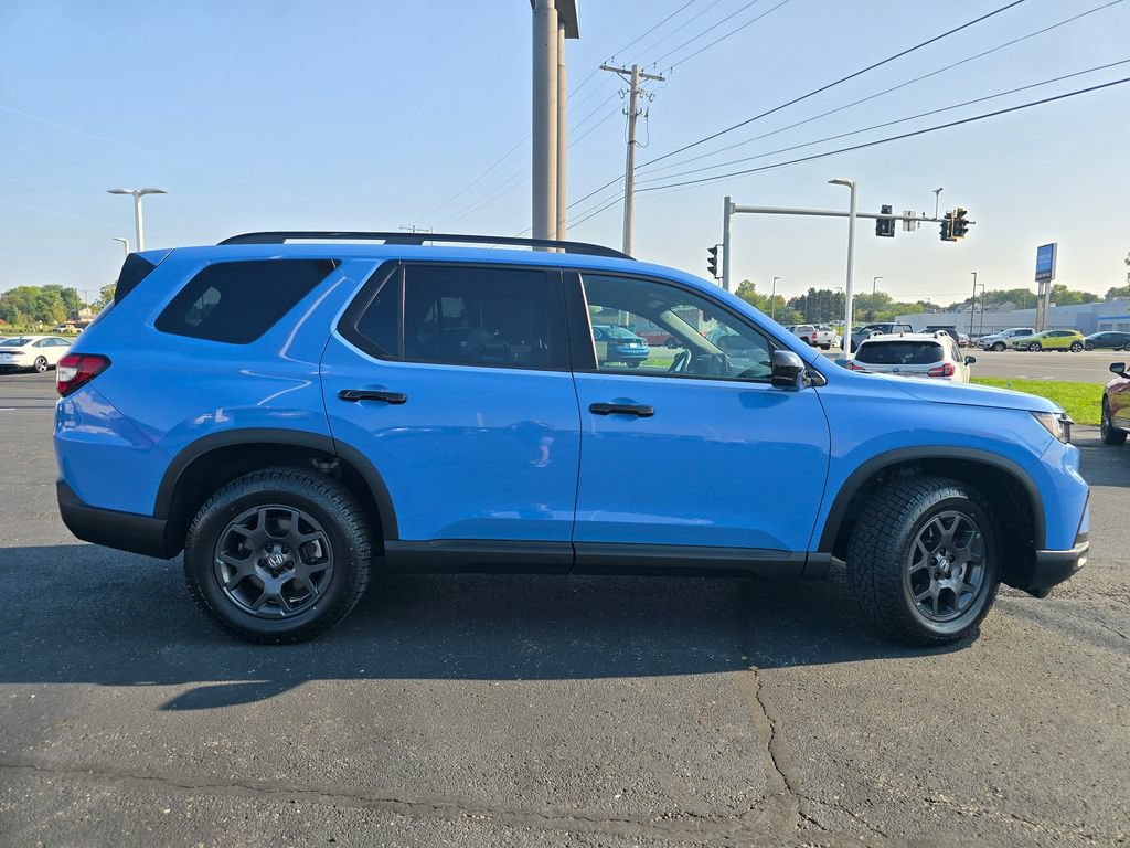 Used 2025 Honda Pilot TrailSport image 9