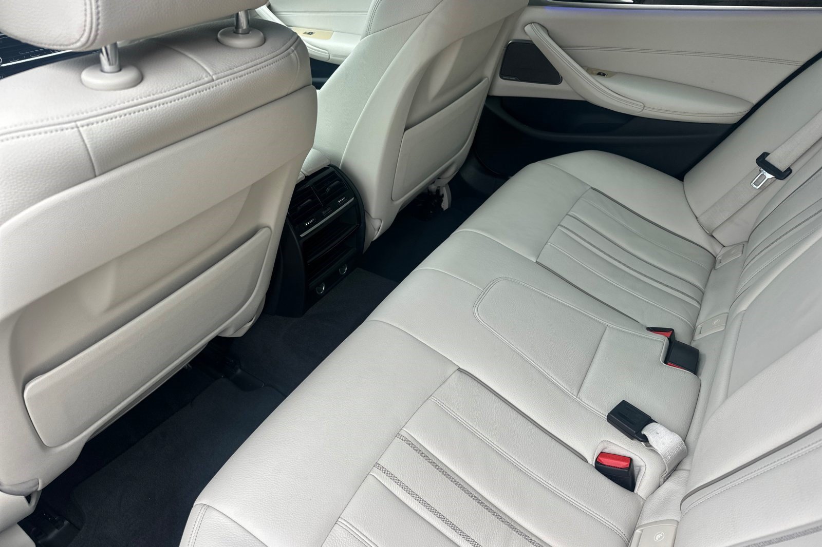 Used 2018 BMW 530e RWD image 15