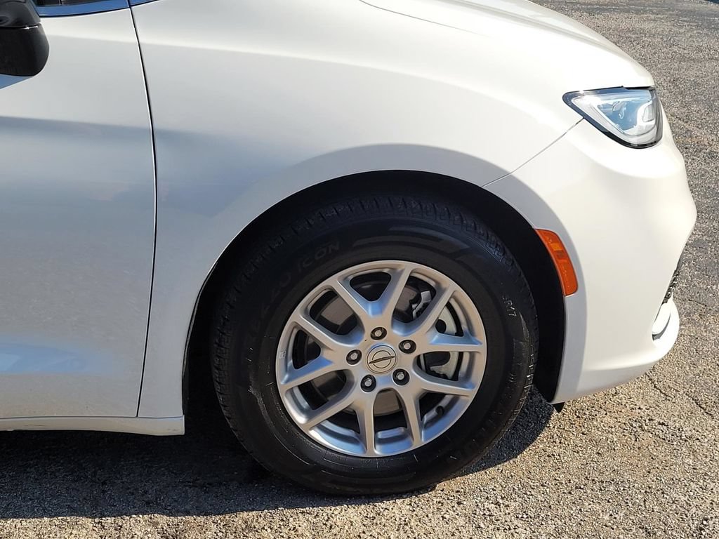 Used 2024 Chrysler Pacifica Touring-L FWD image 7