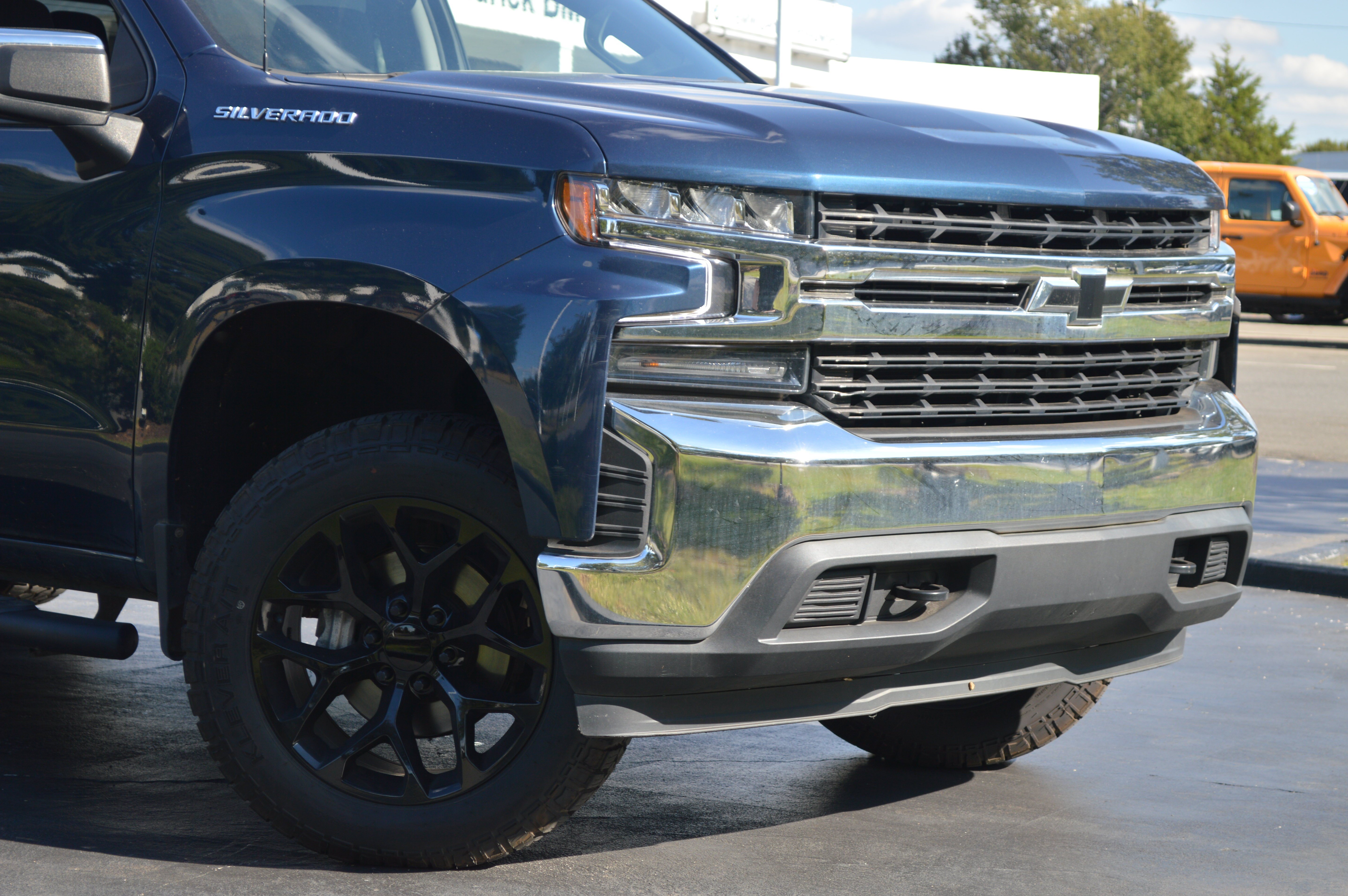 Used 2021 Chevrolet Silverado 1500 LT AWD/4WD image 2