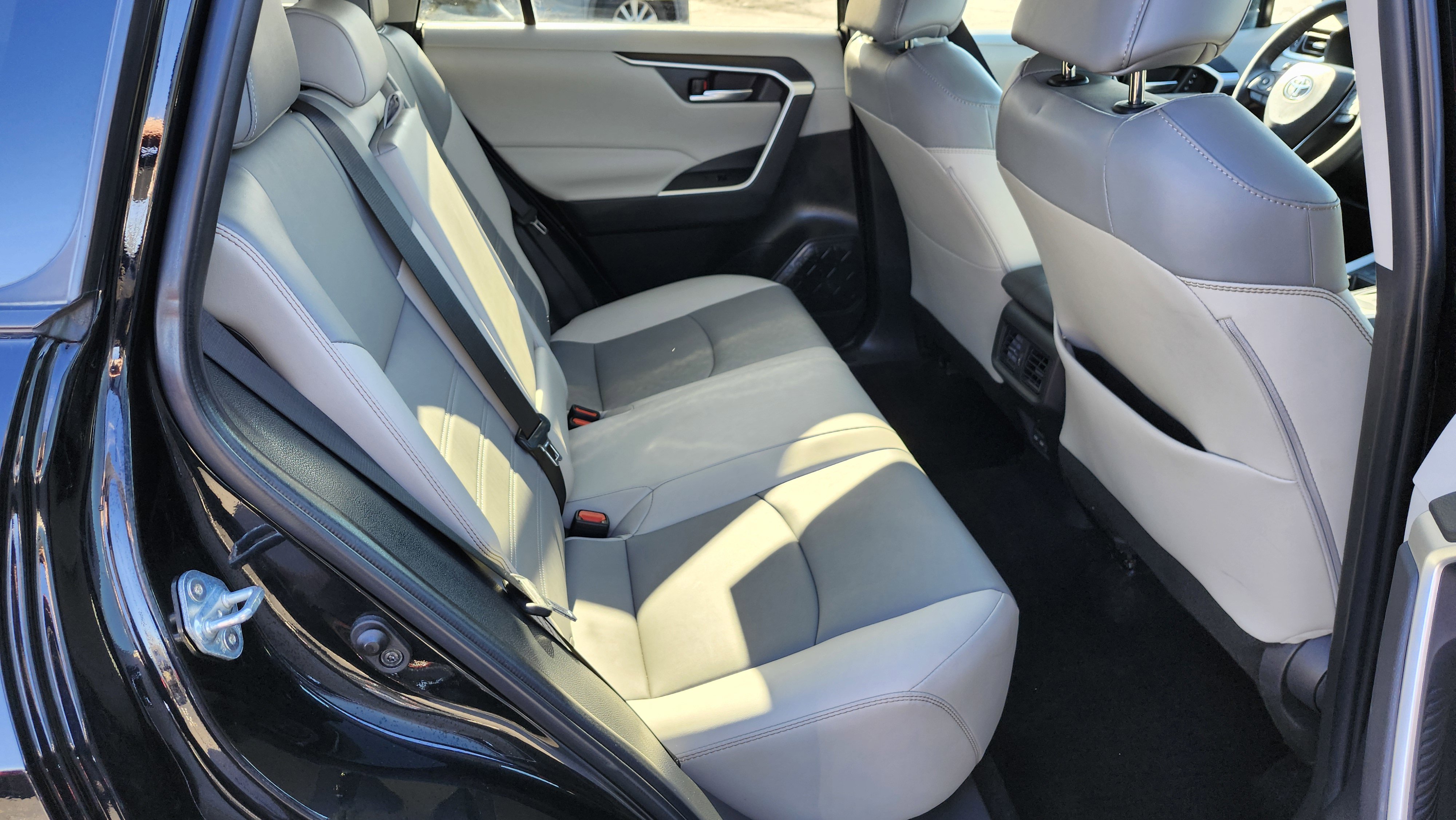 Used 2023 Toyota RAV4 XLE Premium image 20