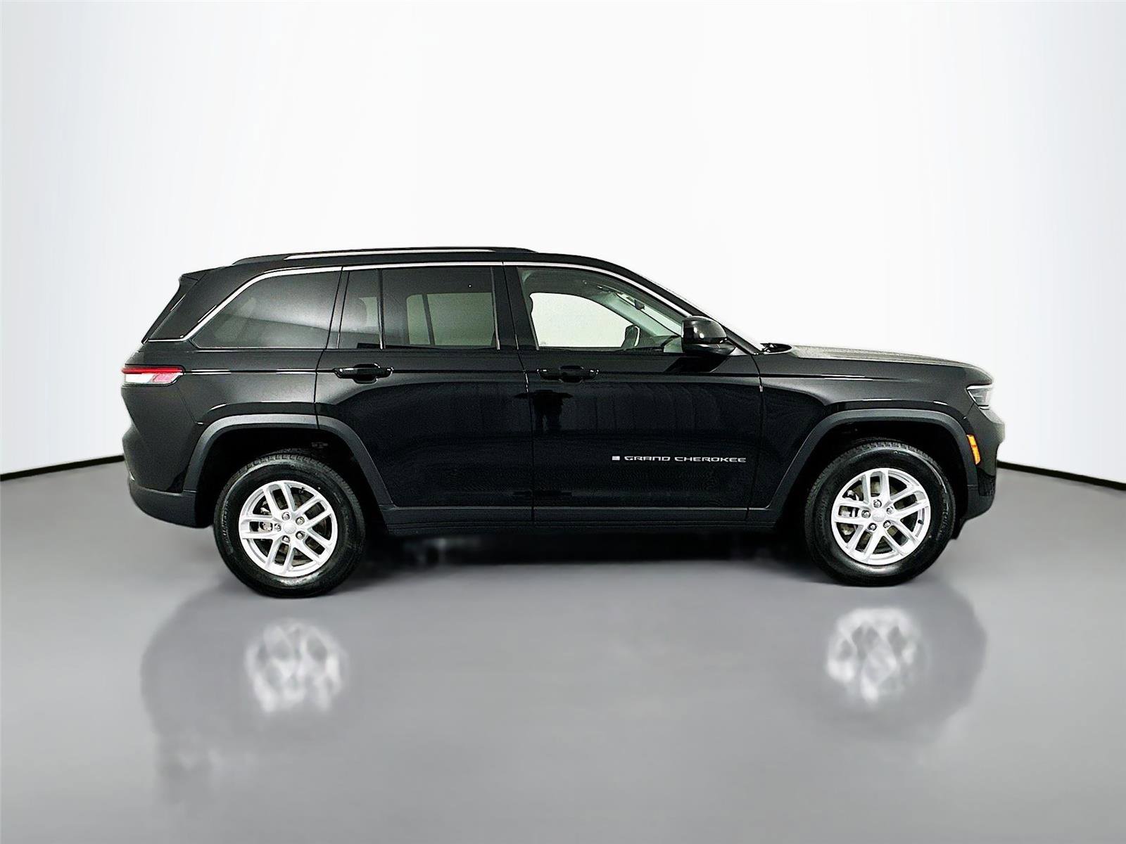 Used 2023 Jeep Grand Cherokee Laredo w/ Luxury Tech Group I image 18