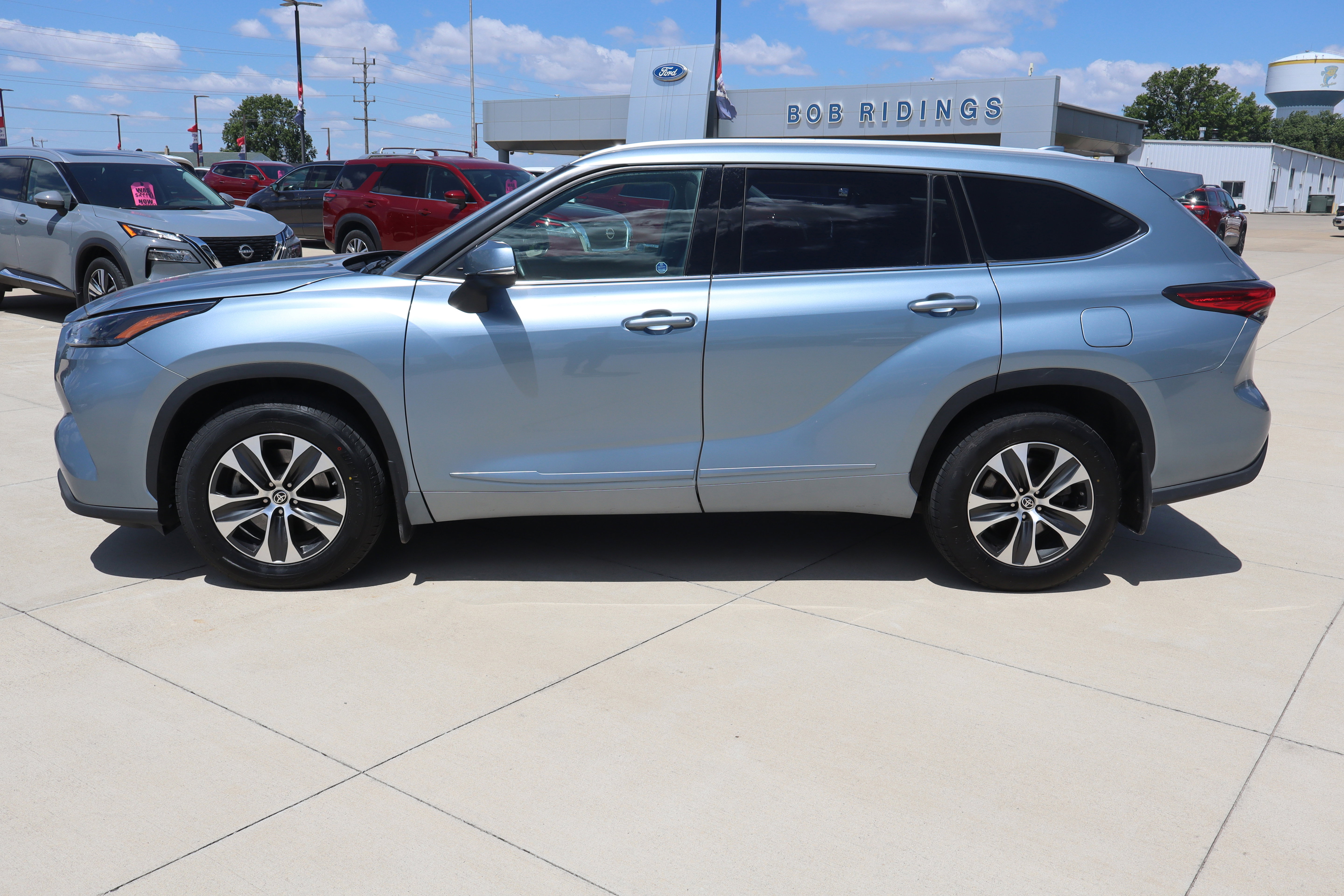 Used 2022 Toyota Highlander XLE AWD/4WD image 8