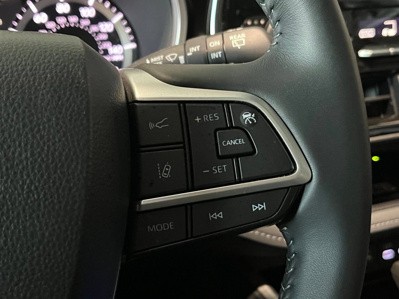 Used 2025 Toyota Highlander XLE FWD image 30