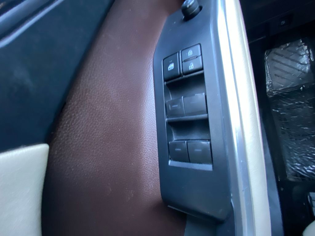 Used 2022 Toyota Highlander XLE AWD/4WD image 12