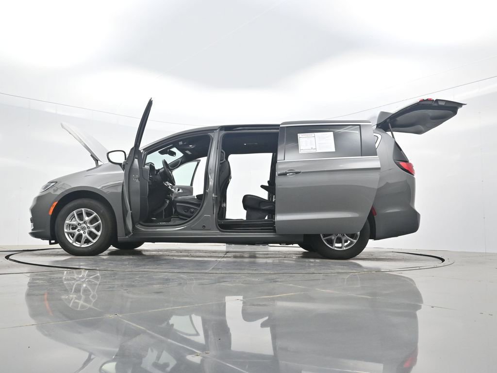 Used 2025 Chrysler Pacifica Select image 44