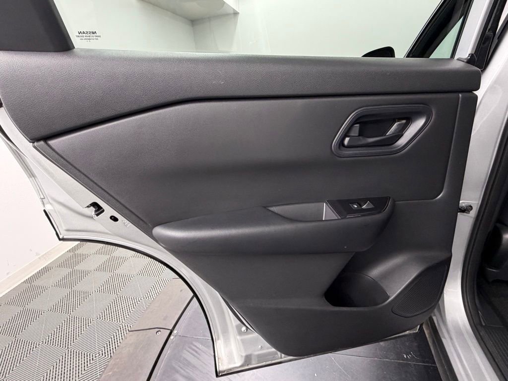 Used 2024 Nissan Rogue S FWD image 37