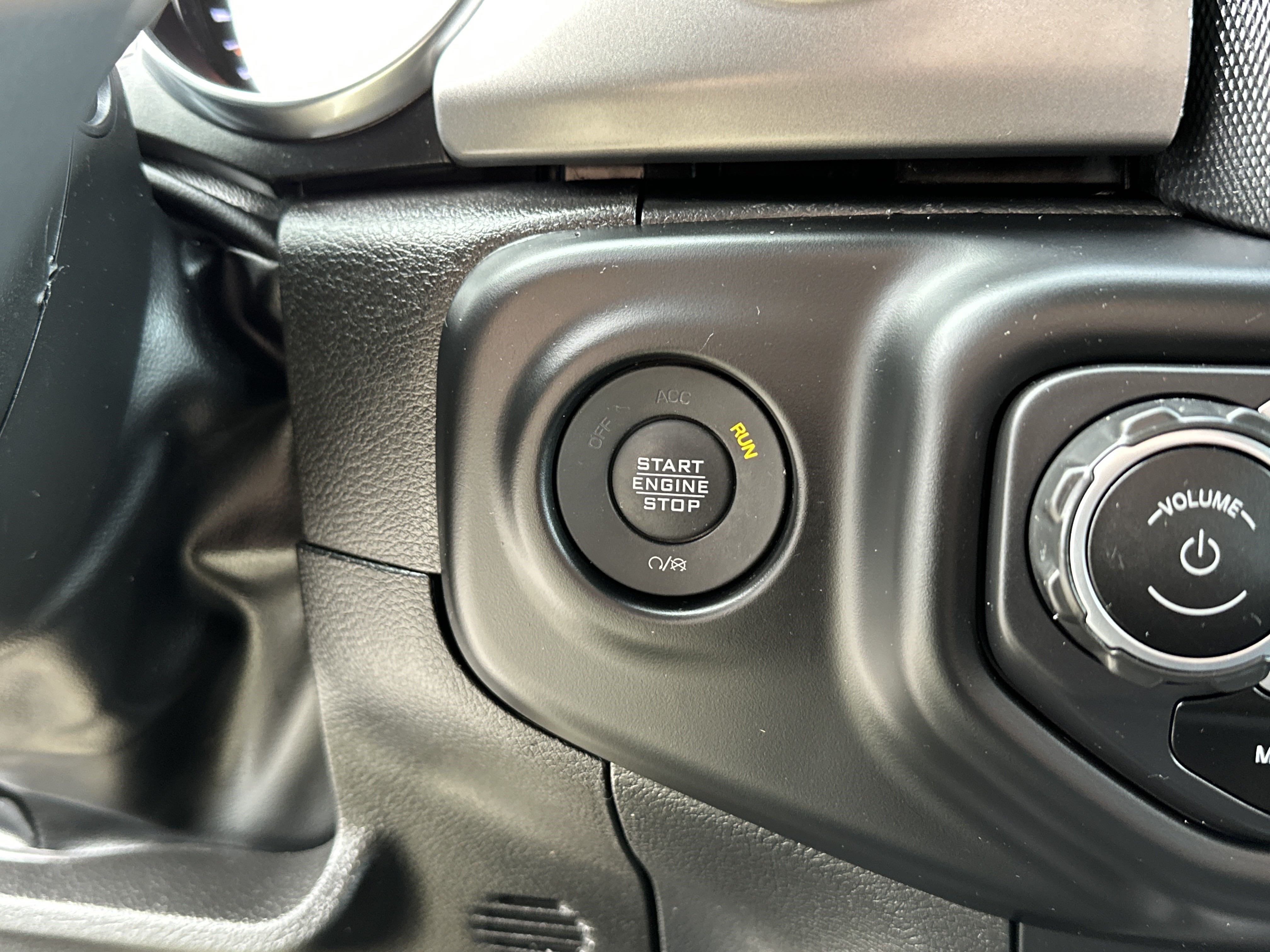 Used 2023 Jeep Gladiator Sport AWD/4WD image 21