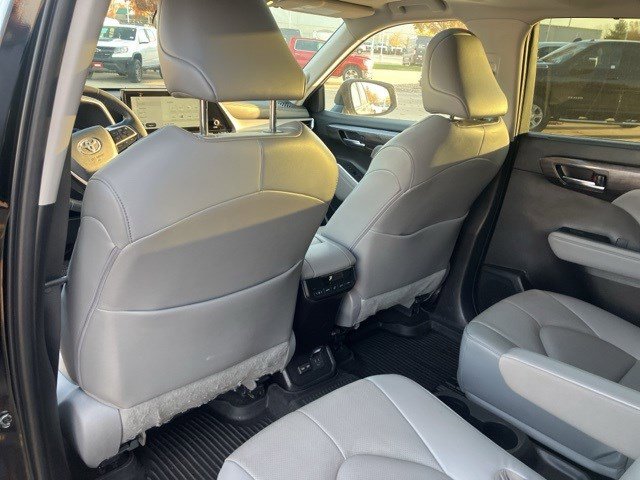 Used 2023 Toyota Highlander Limited image 23