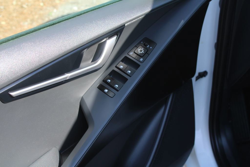 Used 2025 Kia Niro LX image 18