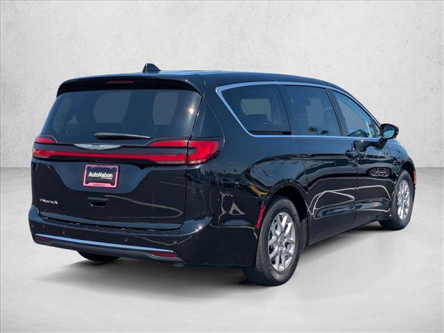 Used 2024 Chrysler Pacifica Touring-L FWD image 5