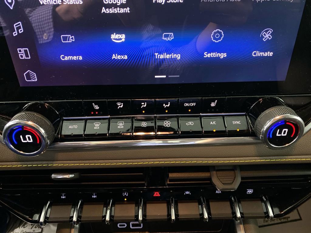 Certified 2024 Chevrolet Colorado ZR2 w/ Technology Package AWD/4WD image 18