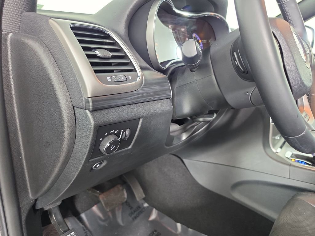 Used 2019 Jeep Grand Cherokee Laredo w/ Laredo X Package AWD/4WD image 12