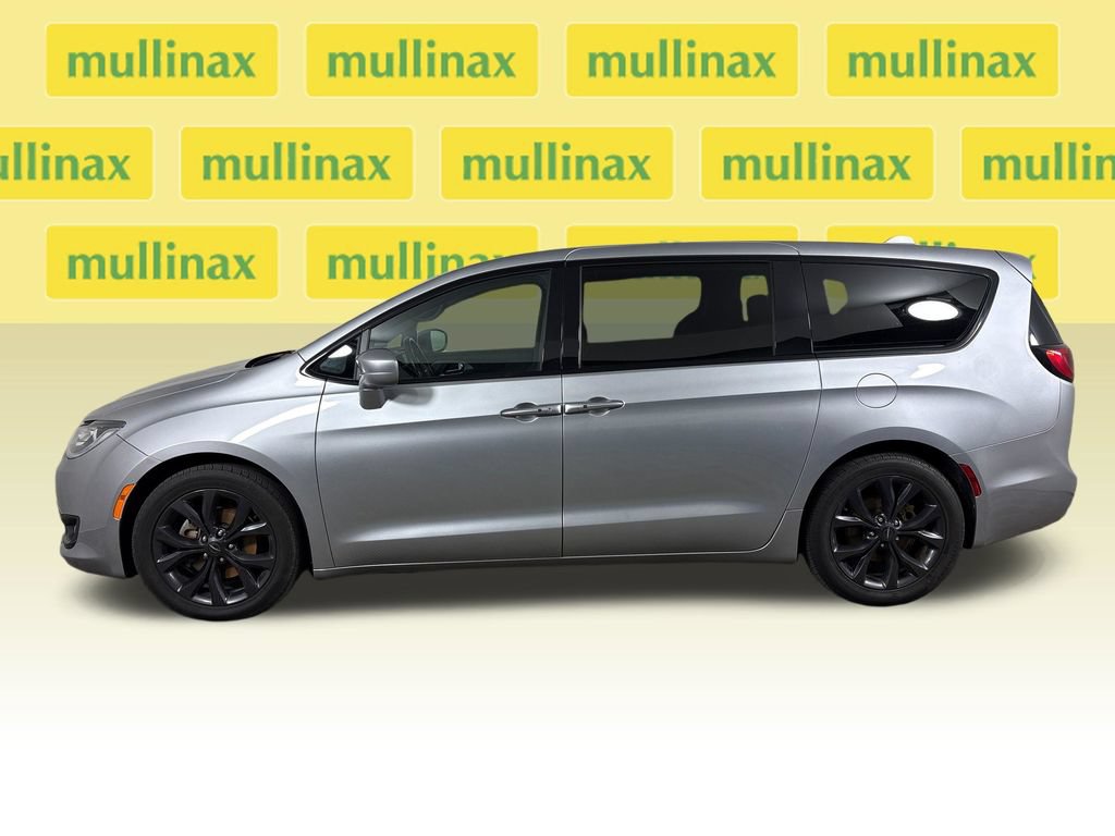 Used 2018 Chrysler Pacifica Touring Plus w/ S Appearance Package FWD image 11