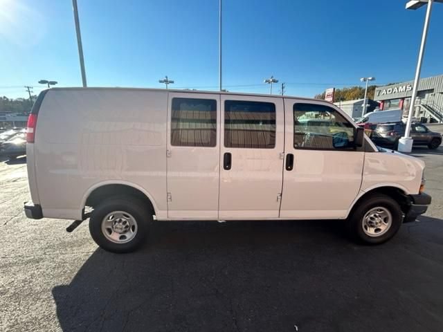 Used 2022 Chevrolet Express 2500 w/ Driver Convenience Package RWD image 4