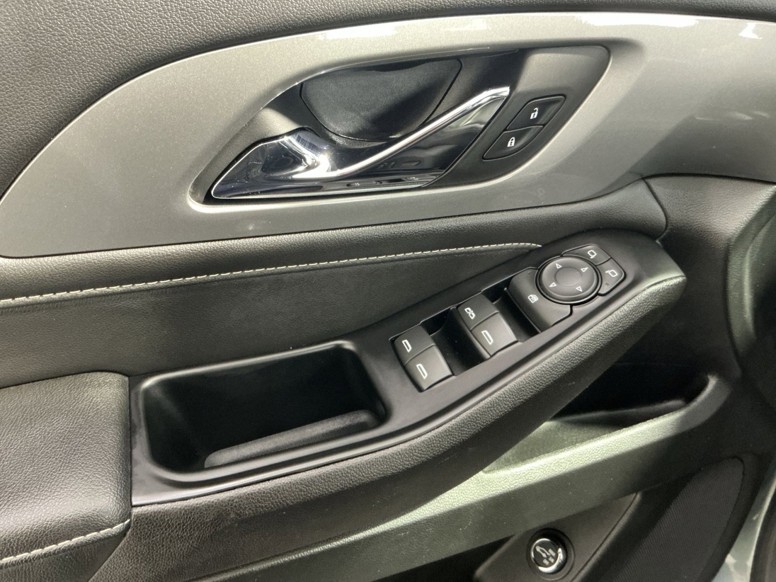 Used 2023 Chevrolet Traverse LT image 23