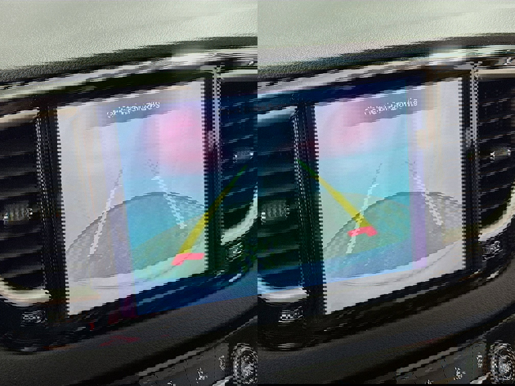 Used 2024 Chrysler Pacifica Touring-L image 3