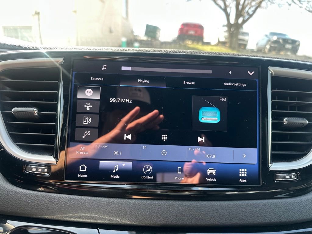 Used 2025 Chrysler Pacifica Select image 43