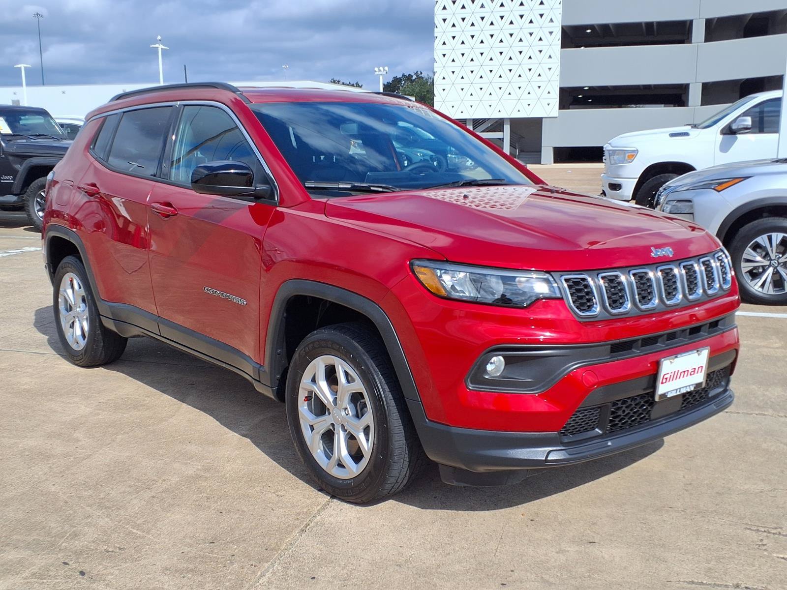 Used 2024 Jeep Compass Latitude AWD/4WD image 2