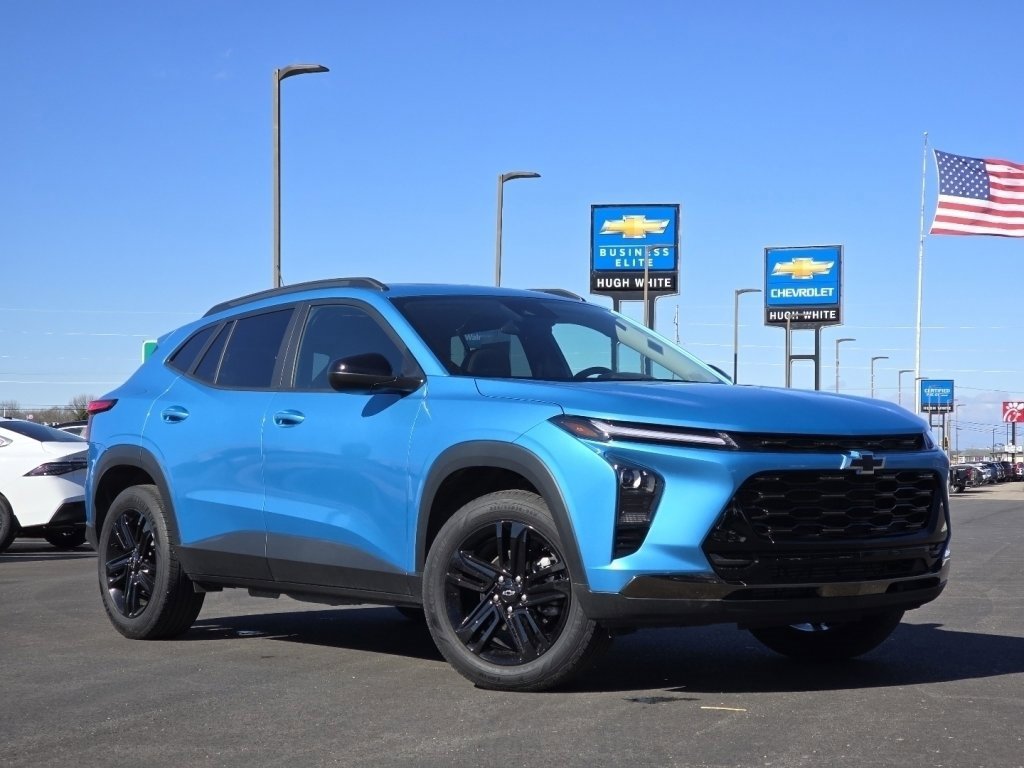 Used 2025 Chevrolet Trax ACTIV w/ Sunroof Package image 2