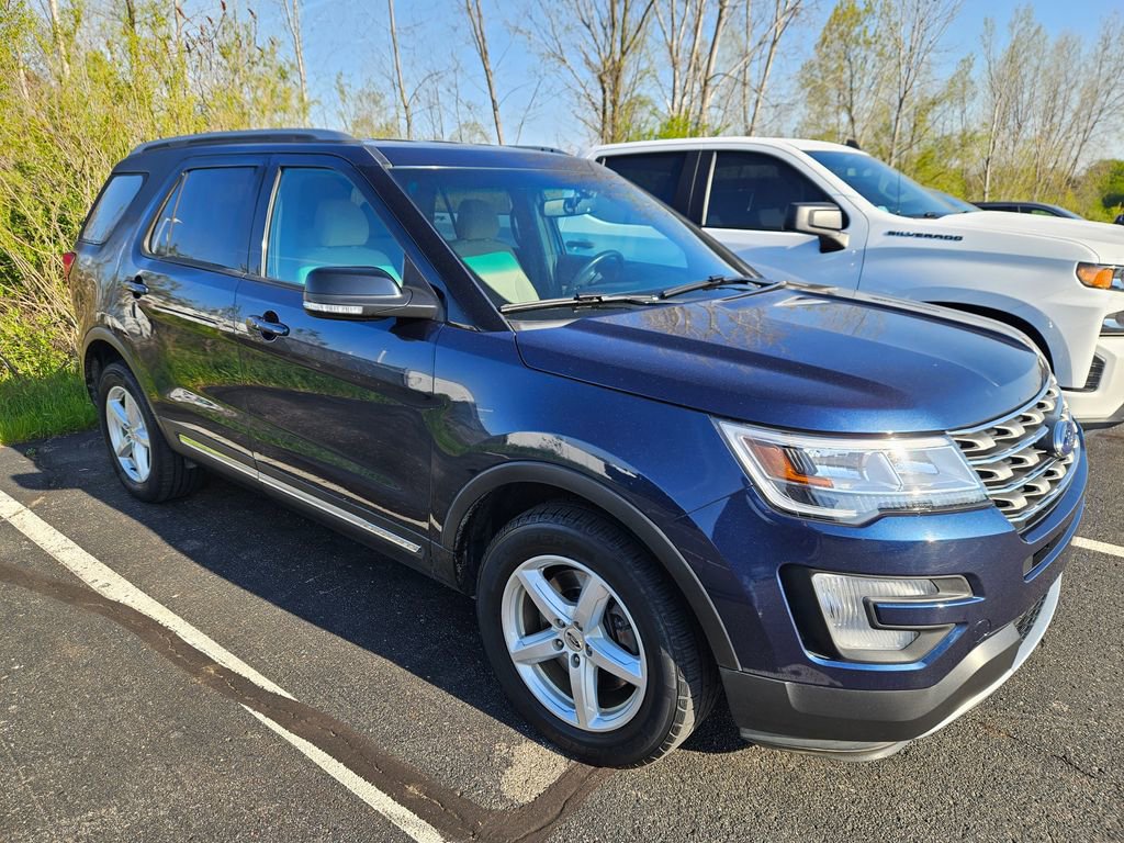 Used 2016 Ford Explorer XLT w/ Equipment Group 201A AWD/4WD image 3