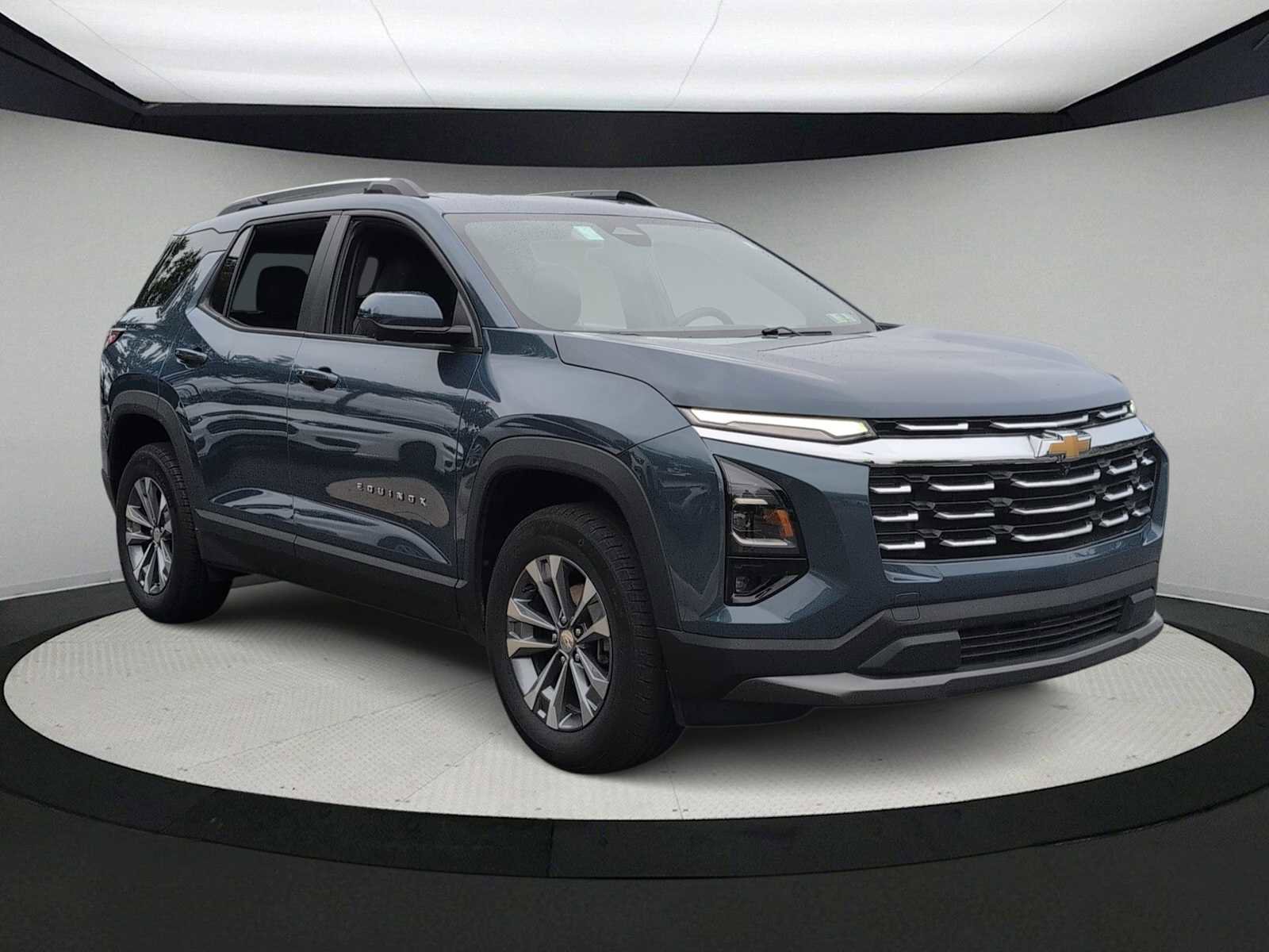 Used 2025 Chevrolet Equinox LT w/ Convenience Package II AWD/4WD image 2