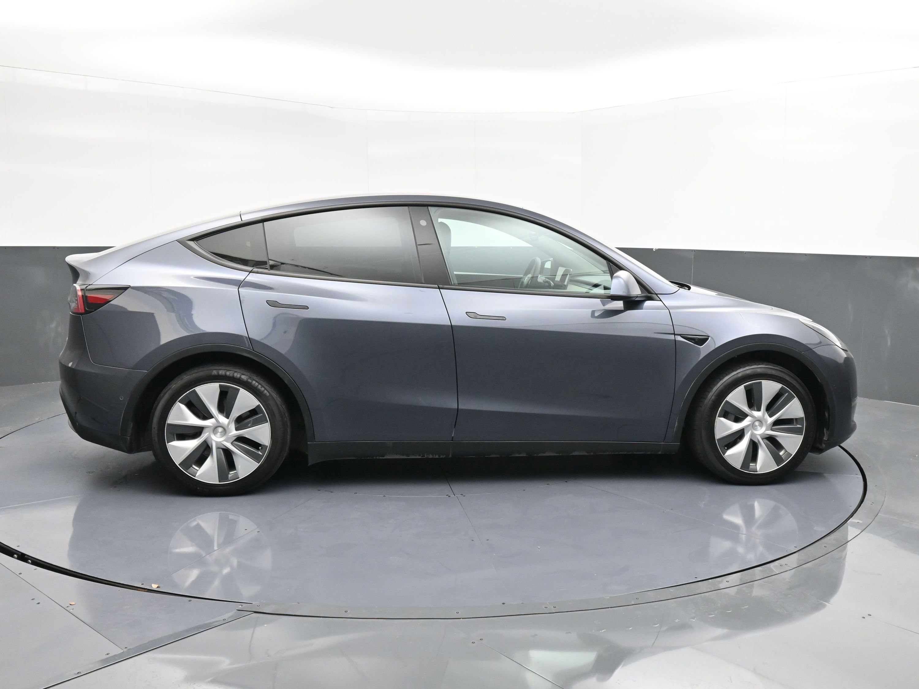 Used 2022 Tesla Model Y Long Range image 9