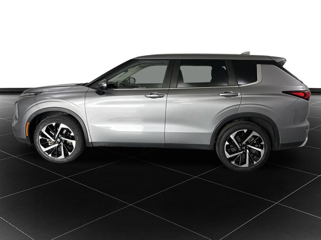 Used 2023 Mitsubishi Outlander SE FWD image 2