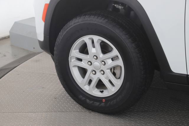 Used 2024 Jeep Grand Cherokee Laredo image 13