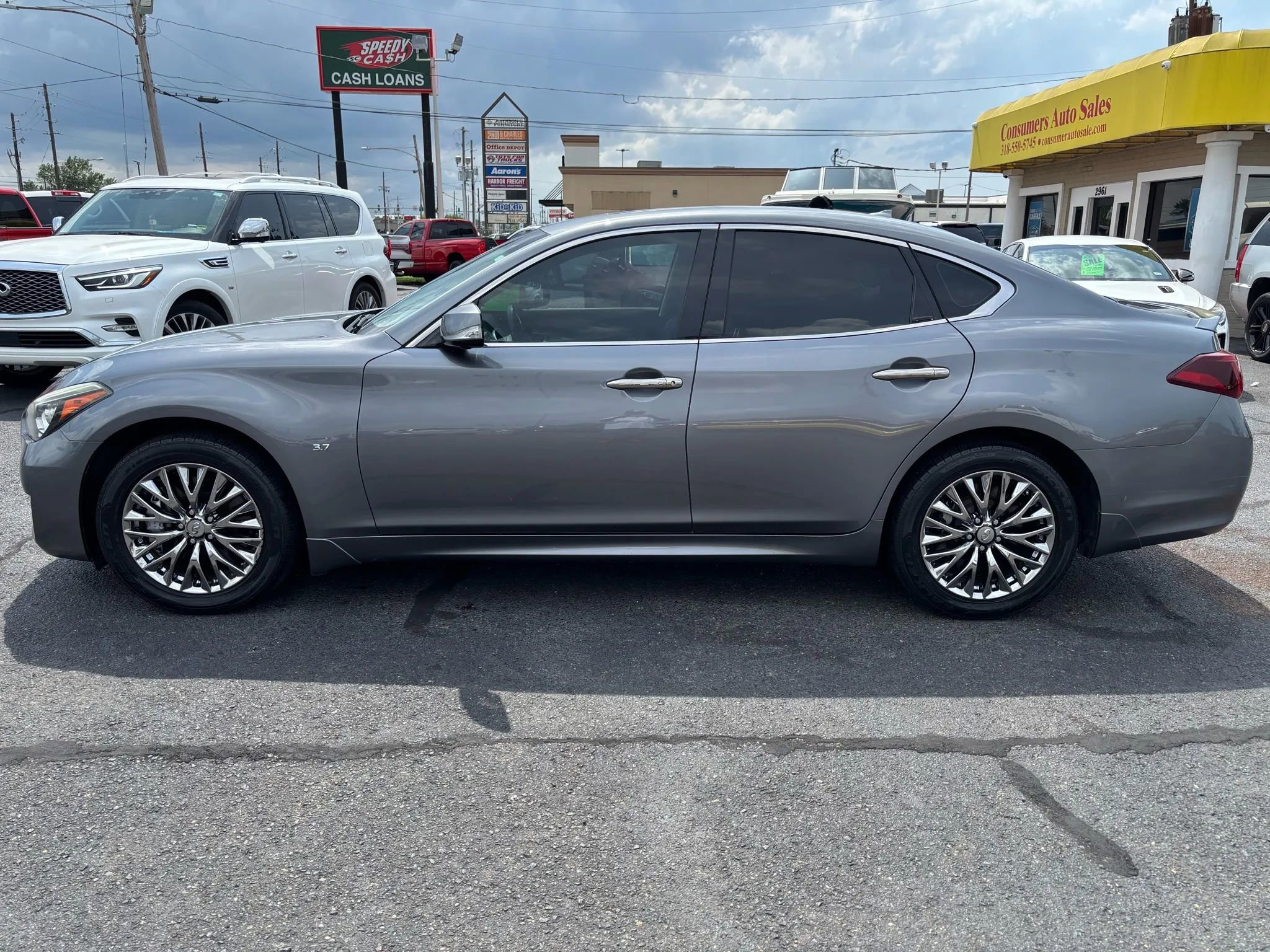 Used 2019 INFINITI Q70 Luxe AWD/4WD image 2