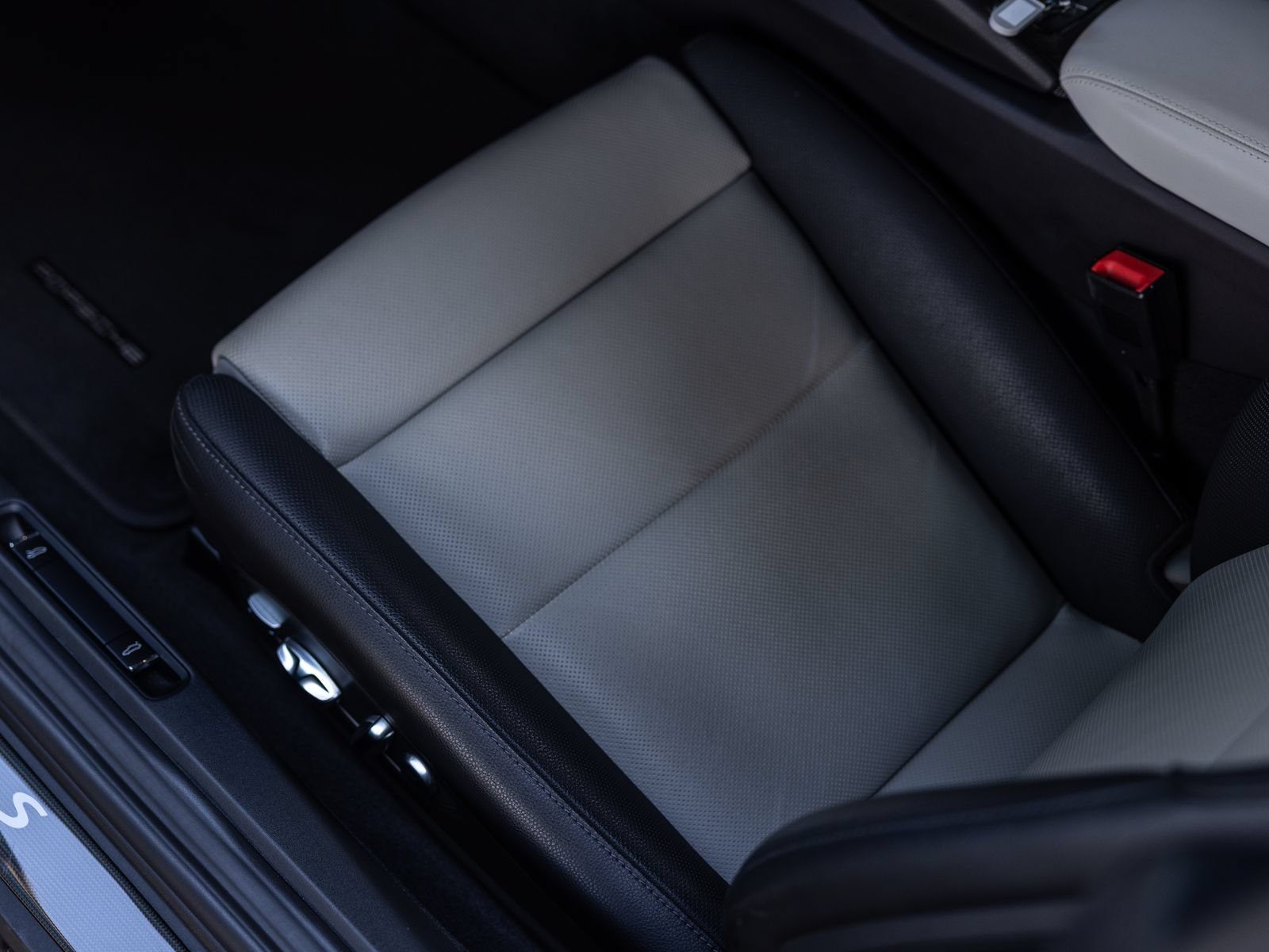 Certified 2024 Porsche 718 Cayman S RWD image 28