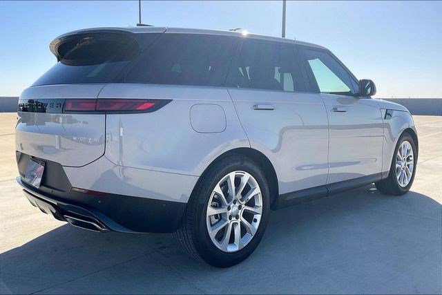 Used 2025 Land Rover Range Rover Sport SE image 4
