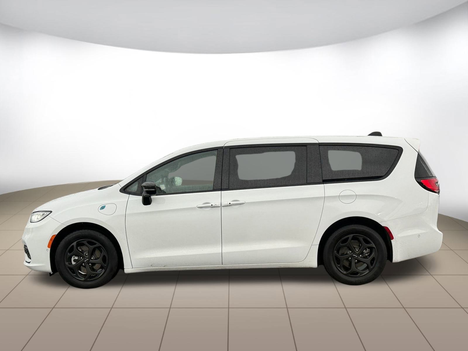 Used 2024 Chrysler Pacifica Limited FWD image 4
