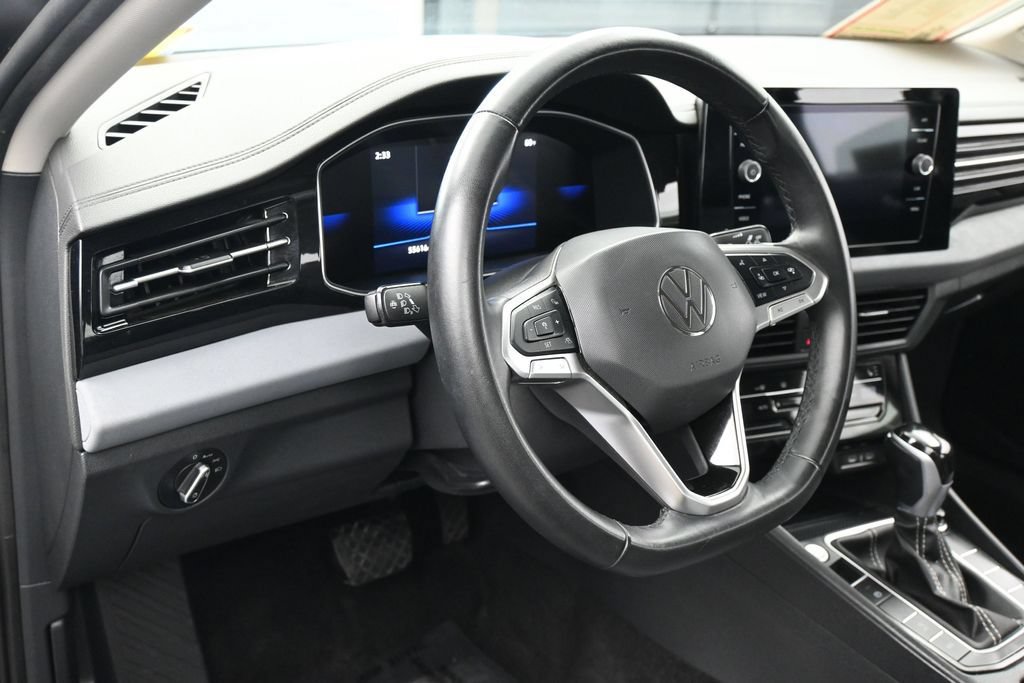 Used 2025 Volkswagen Jetta SE FWD image 15